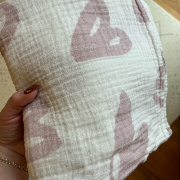Latched Mama muslin swaddle - Picture 3 of 3